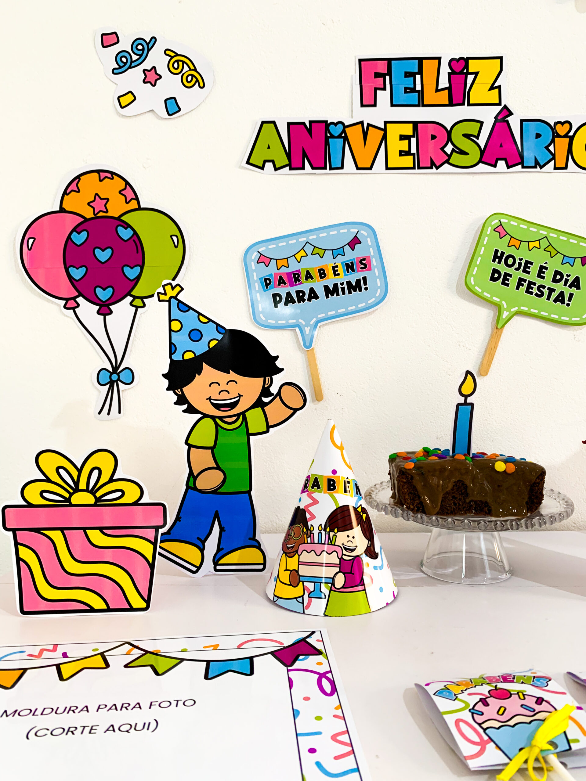 Recurso Pedagógico Aniversariante do Dia - Painel Mini, Plaquinhas e Moldura Foto - Imagem 3